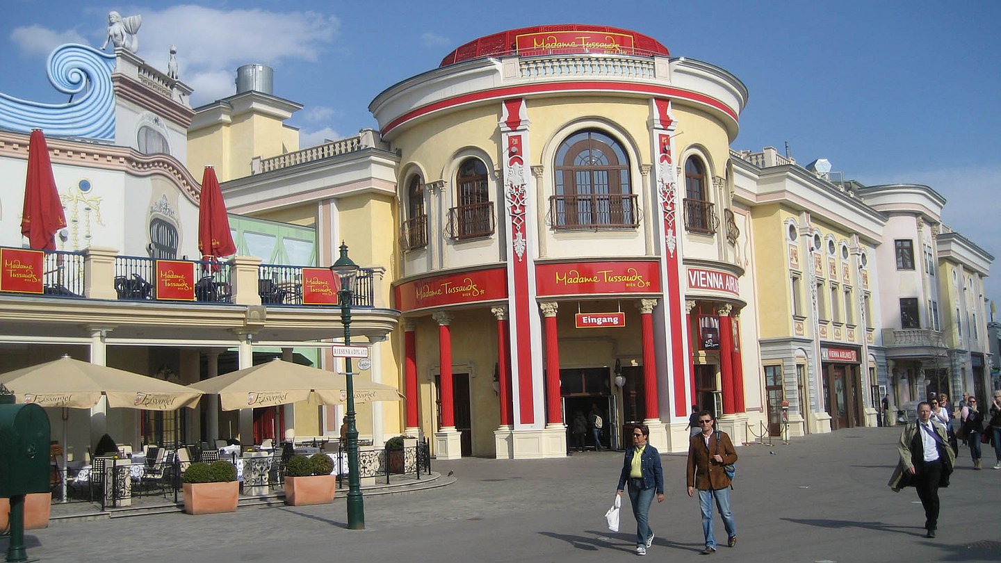 Die Ansicht zeigt das Madame Tussauds-Gebäude in Wien von außen.