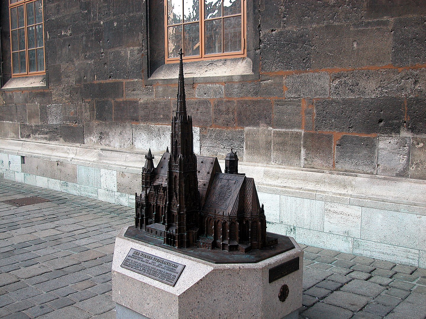 Miniatur vom Wiener Stephansdom steht auf kleinem Sockel.