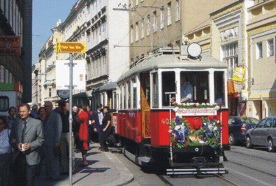 Alte Straßenbahn und Menschenansammlung