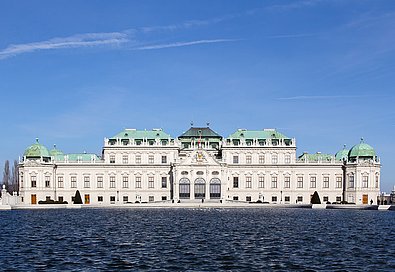 Das Obere Schloss Belvedere thront dem dunkelblauem Wasser des Teichs.