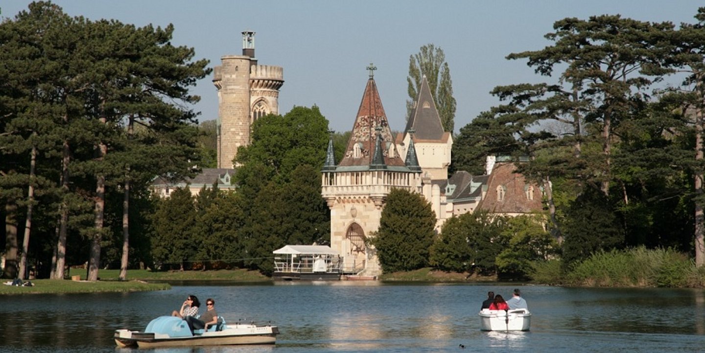 Burg mit Teich davor