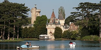 Burg mit Teich davor