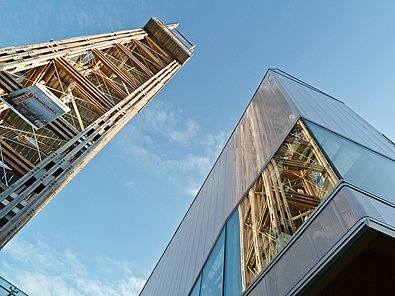 Aussichtsturm Hauptbahnhof Wien in der Ansicht von der Sonnwendgasse