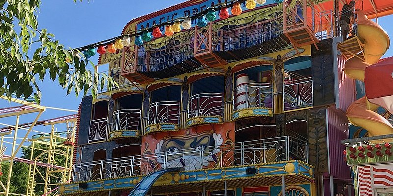 Buntes Gebäude mit verzweigten Eingängen im Freizeitpark