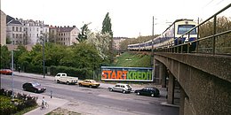 S-Bahn in Wien fährt über Brücke