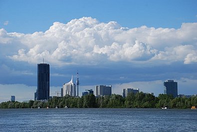 Skyline Wien von der Donau