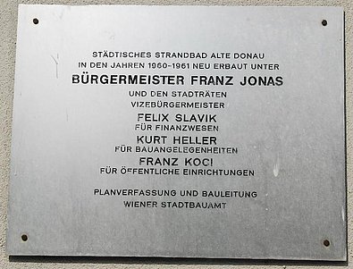 Silberne Gedenktafel zur Erbauung des städtischen Strandbads unter Bürgermeister Franz Jonas