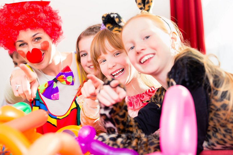 Clown mit Kindern im Fasching