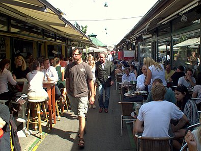 Marktbesucher gönnen sich in den Lokalen direkt am Naschmarkt gerne eine Mahlzeit.