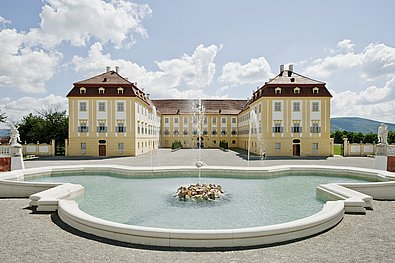 Schlosshof vom Neptunbrunnen gesehen