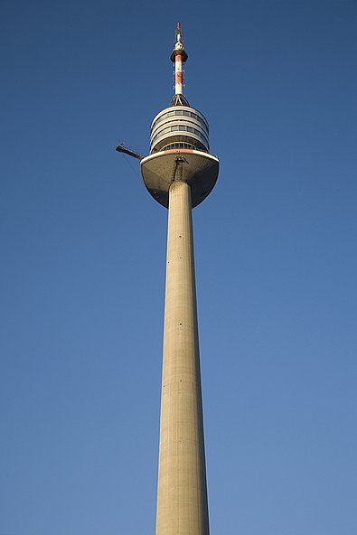 Bild vom Donauturm vor strahlend blaumen Himmerl