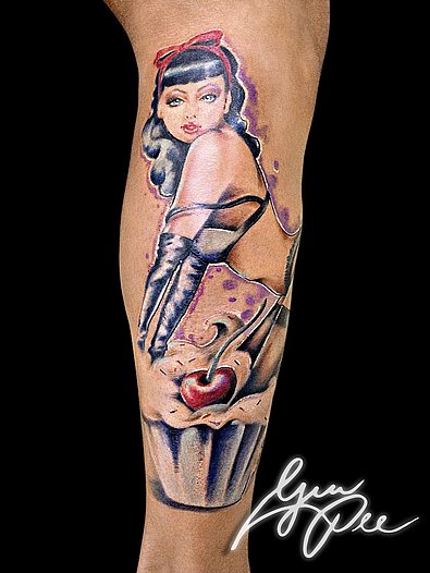 buntes Pin-up Girl Tattoo mit Kirsche