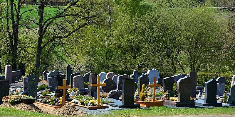 Friedhof mit vielen Grabsteinen