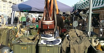 Militärkleidung und Gürtel sowie Taschen