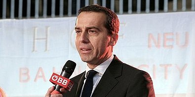 Christian Kern mit Mikrofon