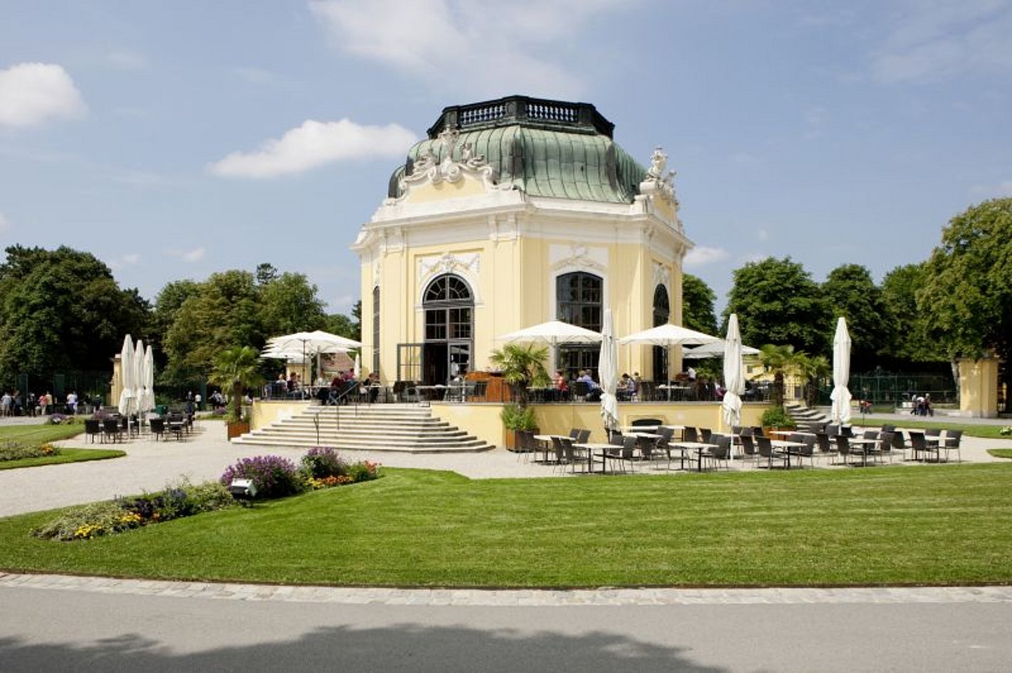 Café Kaiserpavillon - Essen im Frühstückspavillon des Kaisers inmitten des Tiergartens Schönbrunn