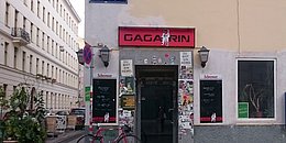 Eingang des Café Garagarin mit Gastgarten