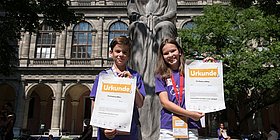 Flüssiger Stickstoff Experiment an der Kinderuni, ein junge bringt eine Rose zum Behälter