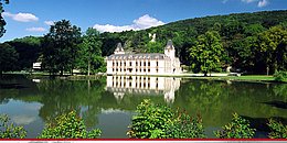 Ein Schloss umgeben von Wasser