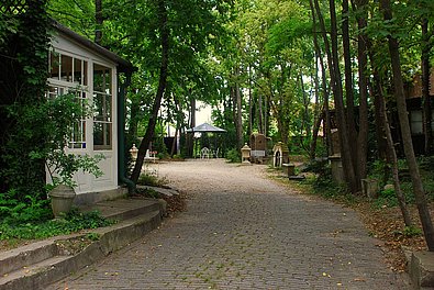 Weg zum Garten hinter dem Concorida Schlössl, dort zu sehen der neue Pavillon