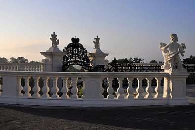 Blick von der Ballustrade auf der dritten Terrasse auf das Brunnengrottentor von Schlosshof