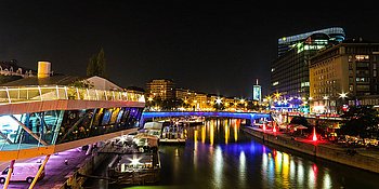 Blick von der Schwedenbrücke auf den Donaukanal bei Nacht