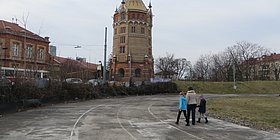 Eine Frau mit zwei Kindern am Eisring Süd im Herbst 