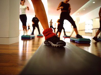 Damen beim Training mit Schuhen und Matten