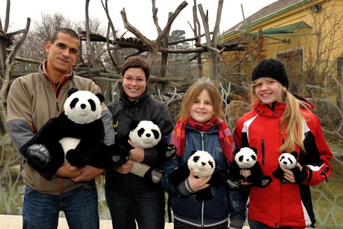 Kinder und Erwachsene mit Stoffpanda