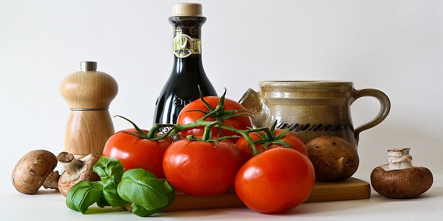 Alle Zutaten für einen Salat vor weißer Leinwand