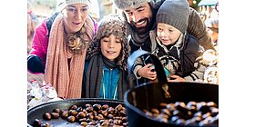 Familie vor Maronistand