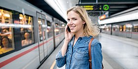 Frau wartet auf die einfahrende U-Bahn in Wien