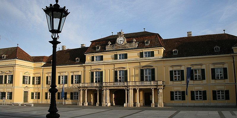 Außenansicht Schloss Laxenburg bei Tag