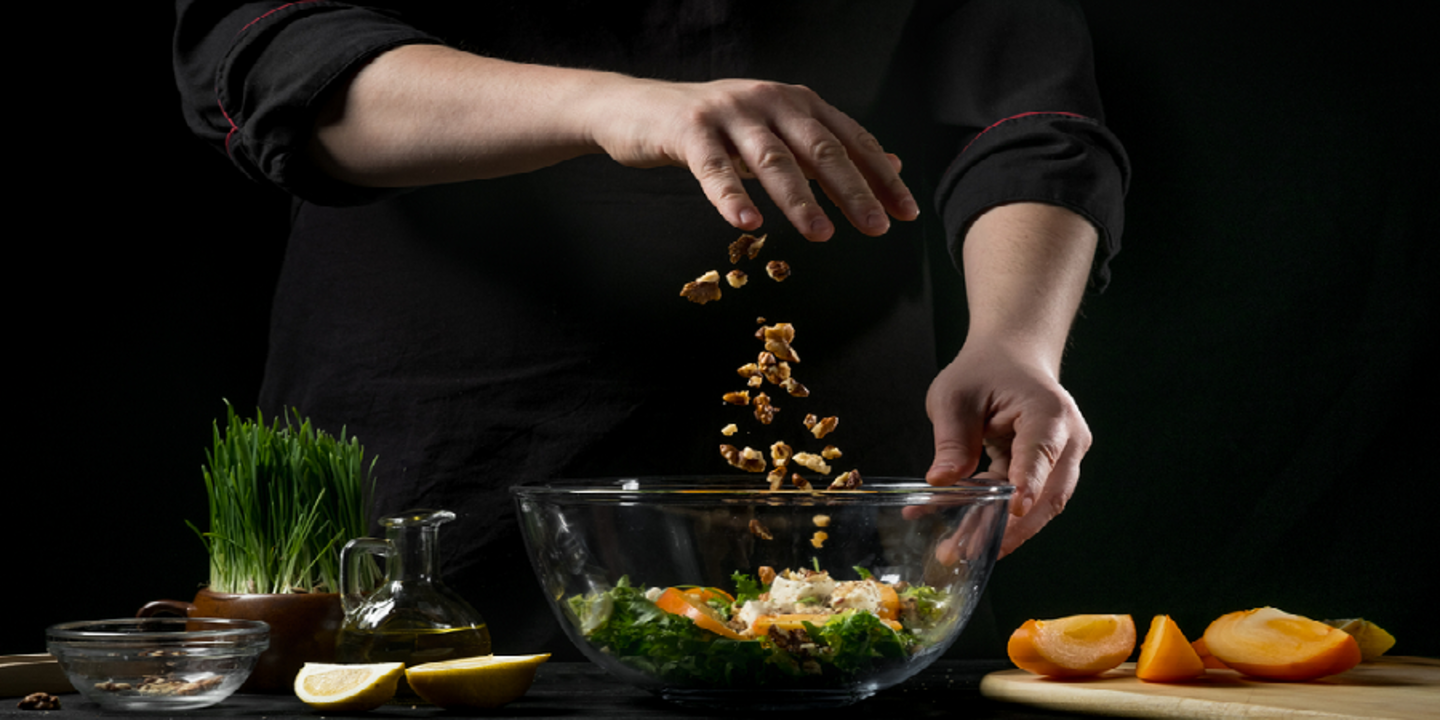 Hand die Essen zubereitet im Dunkel