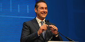 Strache vor einem Rednerpult