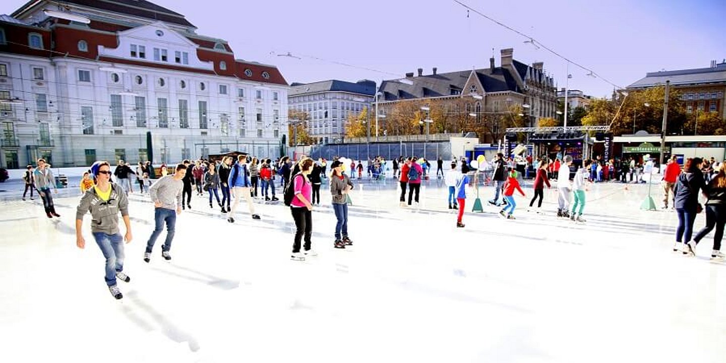 Eislaufplatz mit vielen Menschen 