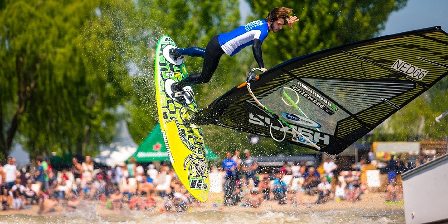 Ein Windsurfer der einen Trick ausführt