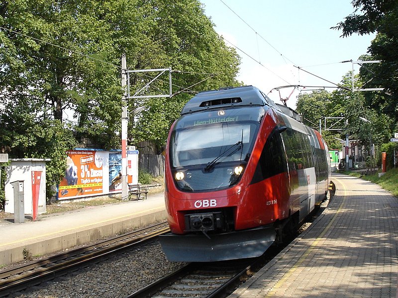 S-Bahn-Zug in der Station Speising ist in Richtung Hütteldorf unterwegs.