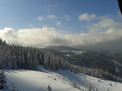 verschneite Landschaft mit Blick auf stuhleck