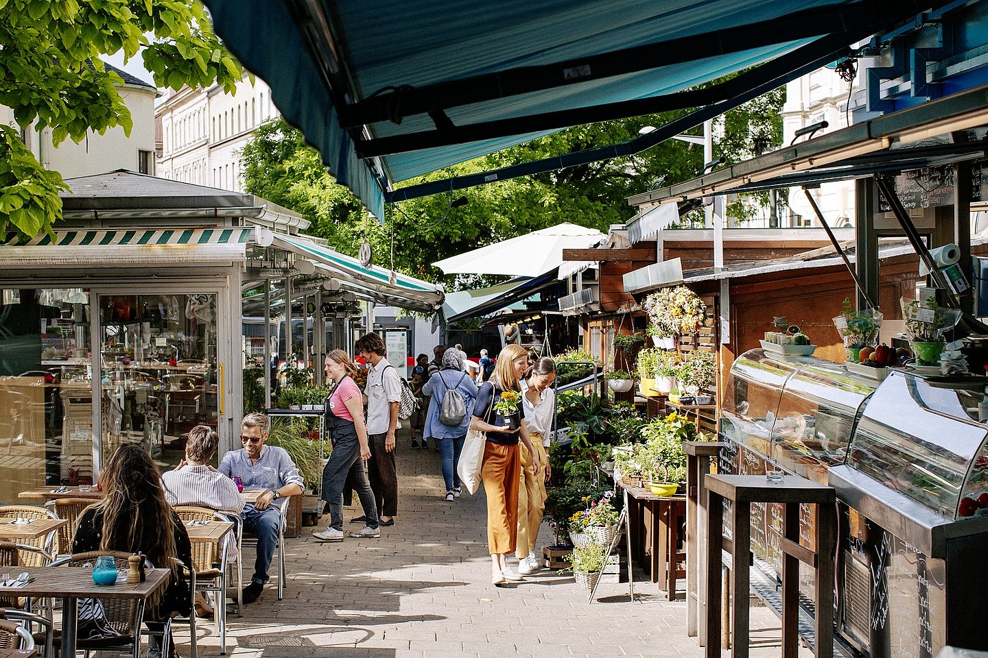 Von Menschen besuchte Stände und Lokale am Wiener Kutschkermarkt