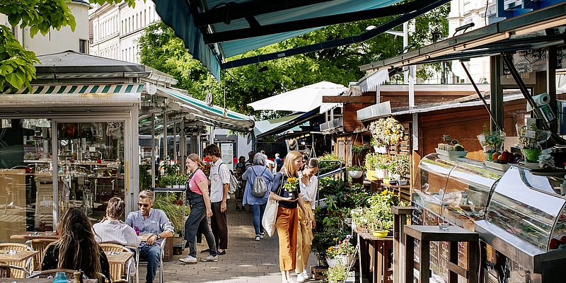 Von Menschen besuchte Stände und Lokale am Wiener Kutschkermarkt