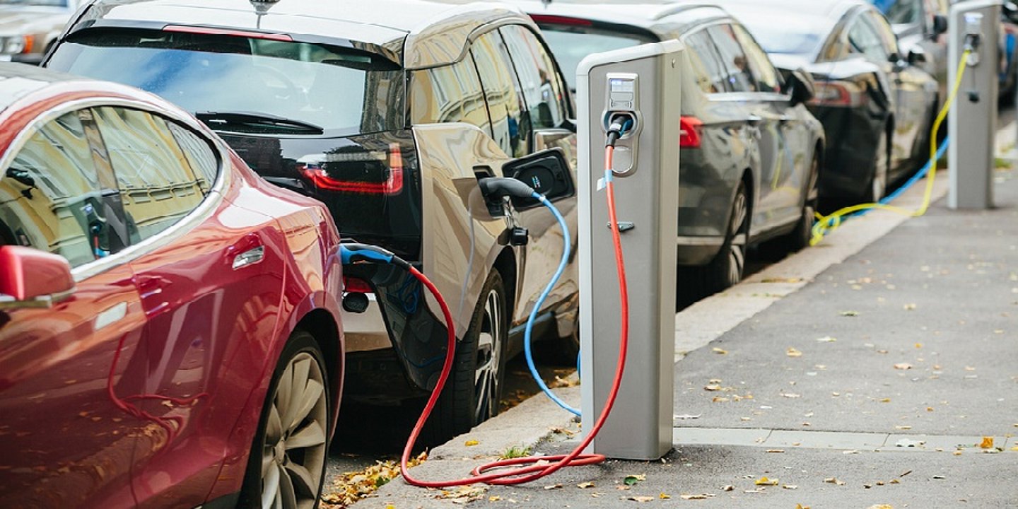 Elektroautos, geparkt am Straßenrand