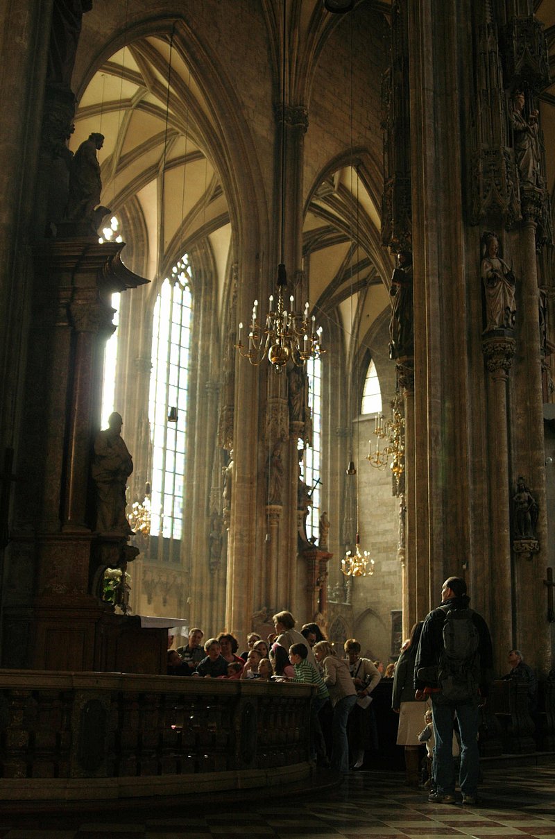 Licht scheint auf den Alte Frauenaltar beim Seitenschiff.