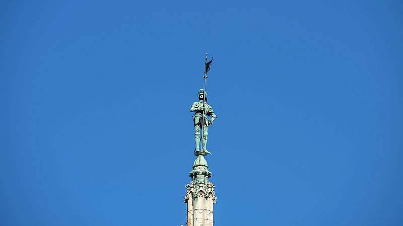 Bild vom Wiener Rathausmann auf der höchsten Spitze des Wiener Rathauses.