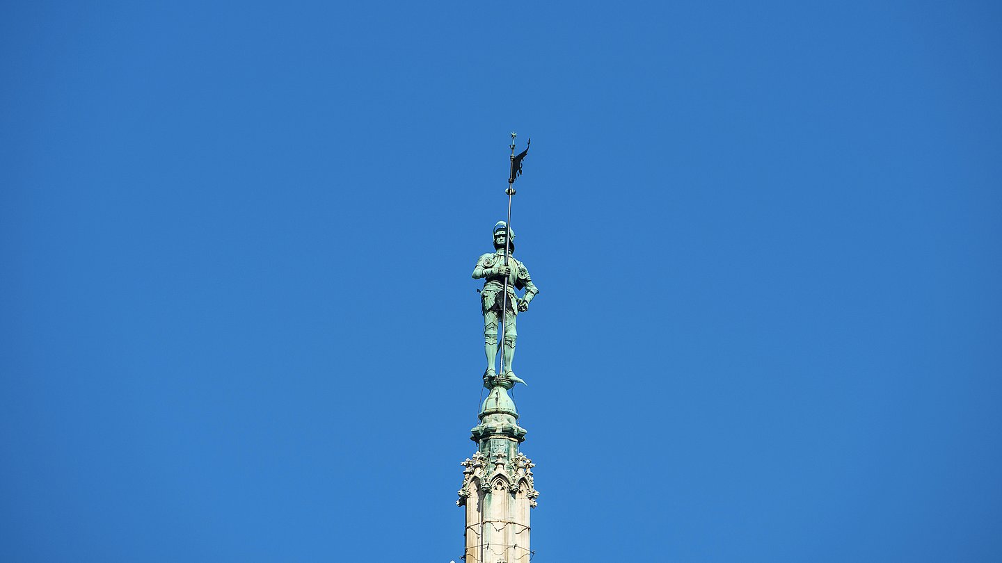 Bild vom Wiener Rathausmann auf der höchsten Spitze des Wiener Rathauses.