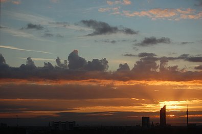 Donauturm und Millennium City während dem Sonnenuntergang