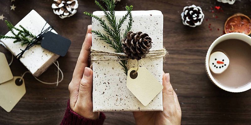 Weihnachtlich verpacktes Geschenk