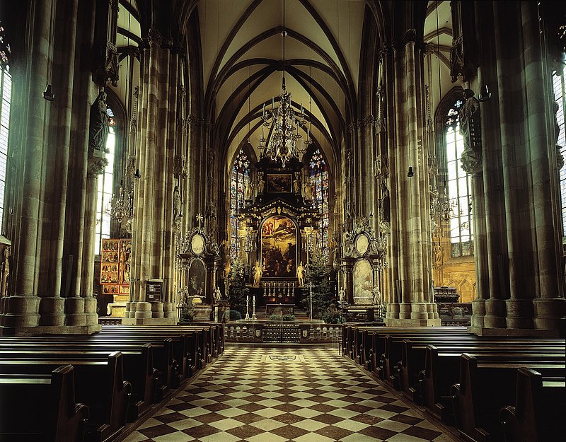 Blick auf Hauptaltar im Stephansdom.