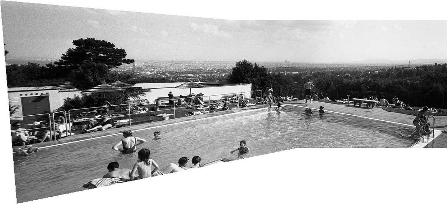 Schwarz-weiß Bild eines Schwimmbeckens mit toller Aussicht über die Stadt Wien