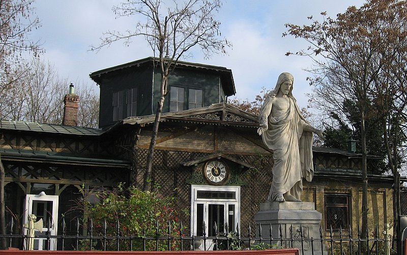 Eingang Schloss Condordia mit Statue